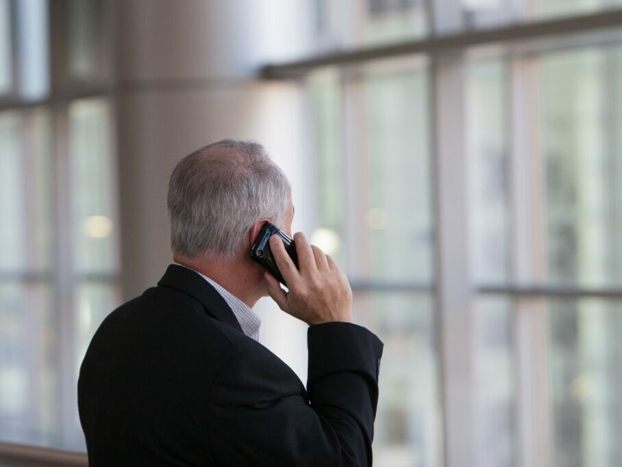 mężczyzna w średnim wieku rozmawia przez telefon